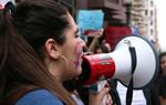 Primer pla d'una manifestant cridant consignes a favor del feminisme a la manifestació de Tarragona contra la sentència de 'La Manada' . ACN