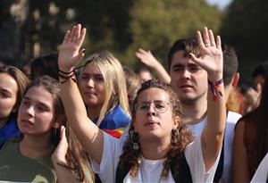Primer pla d'una noia amb les mans aixecades durant la manifestació d'estudiants del 14 d'octubre de 2019. ACN