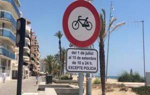 Prohibició de bicicletes pel passeig de Calafell . Eix