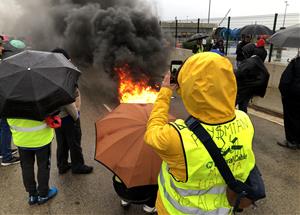 Protesta a les portes de Prysmian a Vilanova i la Geltrú contra els acomiadaments de Manlleu i Montcada . Eix