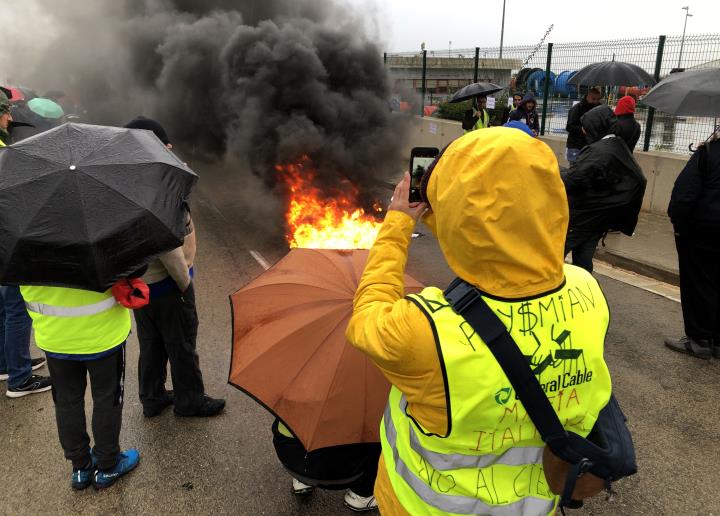 Protesta a les portes de Prysmian a Vilanova i la Geltrú contra els acomiadaments de Manlleu i Montcada . Eix