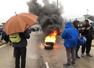 Protesta a les portes de Prysmian a Vilanova i la Geltrú contra els acomiadaments de Manlleu i Montcada