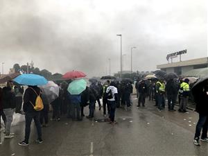 Protesta a les portes de Prysmian a Vilanova i la Geltrú contra els acomiadaments de Manlleu i Montcada