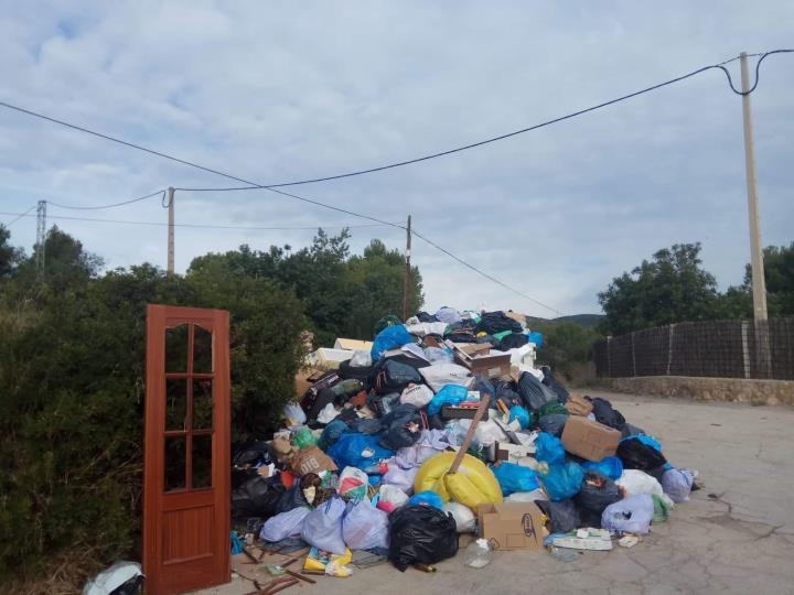 Queixes dels veïns del Corral d'en Roc per un gran abocador d'escombraries. EIX