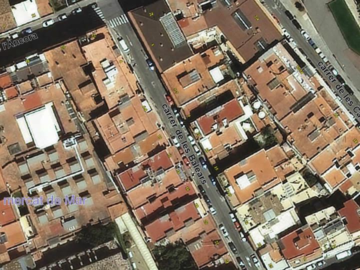 Reobren el carrer de les Balears de Vilanova amb un paviment provisional per tapar l'esvoranc. EIX