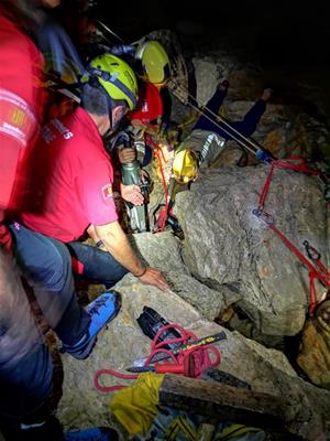 Rescaten sa i estalvi un pescador a Sitges que havia caigut a l'espigó i s'havia quedat atrapat. Policia local de Sitges