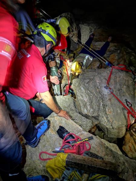 Rescaten sa i estalvi un pescador a Sitges que havia caigut a l'espigó i s'havia quedat atrapat. Policia local de Sitges