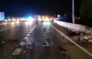 Restes de l'accident mortal a la C-15 a Vilafranca del Penedès amb un motorista mort. Servei Català de Trànsit