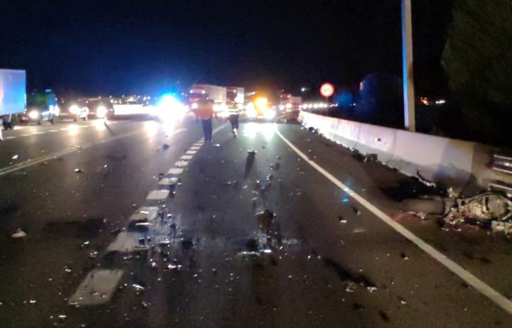 Restes de l'accident mortal a la C-15 a Vilafranca del Penedès amb un motorista mort. Servei Català de Trànsit