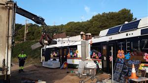 Retiren els dos vehicles estacionats a la zona de la platja de Les Coves, a Sitges. Ajuntament de Sitges