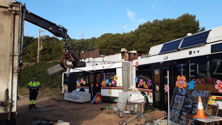 Retiren els dos vehicles estacionats a la zona de la platja de Les Coves, a Sitges. Ajuntament de Sitges