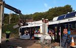 Retiren els dos vehicles estacionats a la zona de la platja de Les Coves, a Sitges. Ajuntament de Sitges