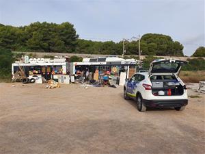 Retiren els dos vehicles estacionats a la zona de la platja de Les Coves, a Sitges