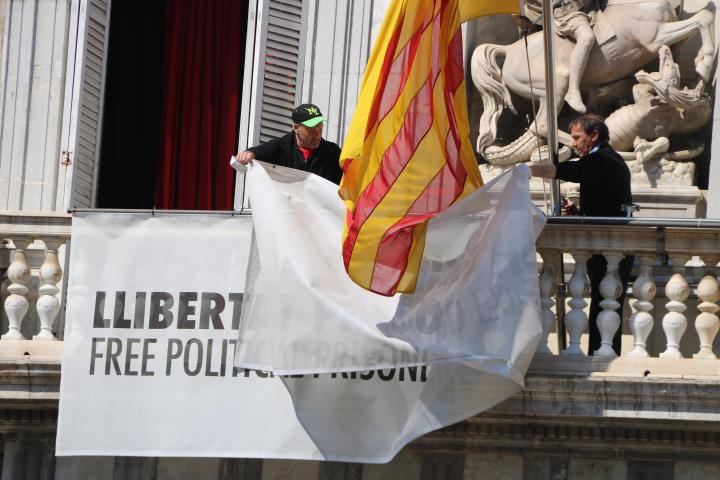 Retiren les pancartes del Palau de la Generalitat. ACN