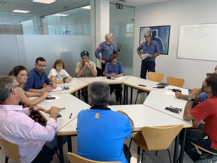 Reunió de comandaments per valorar les afectacions causades per l’esclafit que aquest mati ha provocat importants danys a Vilanova. Ajuntament de Vila