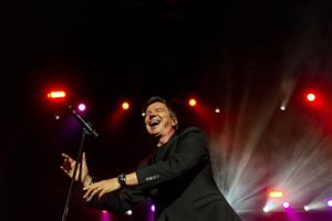 Rick Astley revoluciona el Festival Terramar de Sitges amb un pop contundent que ha fet viatjar als 80. Jardins Terramar