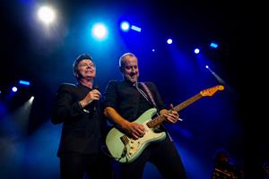 Rick Astley revoluciona el Festival Terramar de Sitges amb un pop contundent que ha fet viatjar als 80