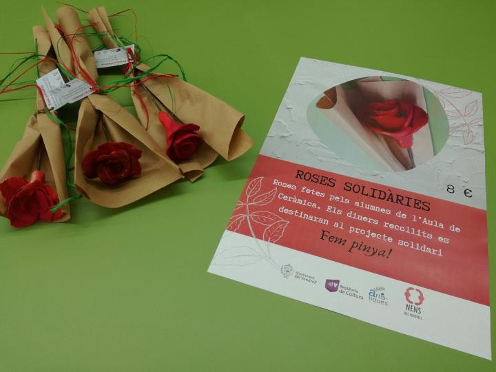 Roses de ceràmica solidàries destinades a recaptar diners per al projecte Fem pinya! de beques de menjador escolar. Ajuntament del Vendrell