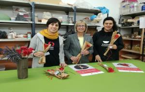 Roses de ceràmica solidàries destinades a recaptar diners per al projecte Fem pinya! de beques de menjador escolar