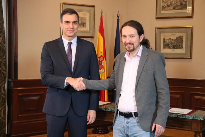 Sánchez i Iglesias signen el preacord per al govern de coalició al Congrés dels Diputats. ACN