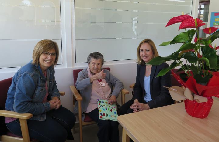 Santa Margarida i els Monjos felicita l'àvia centenària Lola Sánchez. EIX