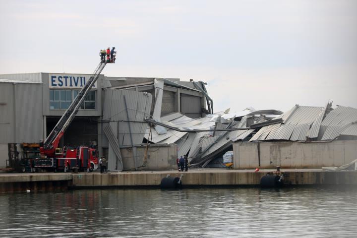 S'esfondra una nau dàrsena de mercaderies a Vilanova i la Geltrú per les pluges. ACN