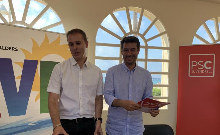 Seve Galván i Kenneth Martínez signent l'acord de govern al Vendrell. EIX