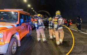 Simulacre d'incendi d'un vehicle i un accident posterior a dins del túnel 3 Penya del Boc de la C-32 a Sitges