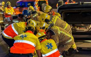 Simulacre d'incendi d'un vehicle i un accident posterior a dins del túnel 3 Penya del Boc de la C-32 a Sitges