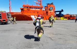 Simulacre d'incendi en una embarcació al port de Vilanova i la Geltrú amb dos ferits  . Generalitat de Catalunya