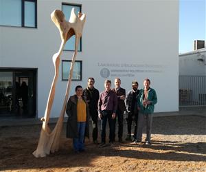 S’inaugura el monument de l’arbre caigut per l’esclafit i les projeccions de balenes a la façana del LAB