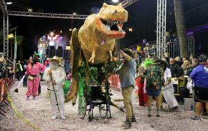 Sitges viu l’última gran nit de disfresses, música i colors amb la rua de l’Extermini