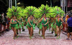 Sitges viu l’última gran nit de disfresses, música i colors amb la rua de l’Extermini