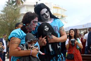 Sitges Zombie Walk. Els zombis s'apoderen de nou dels carrers de Sitges. ACN