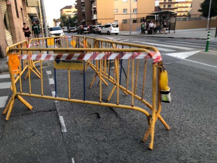 S'obre un esvoranc a la calçada del carrer Josep Coroleu de Vilanova. EIX