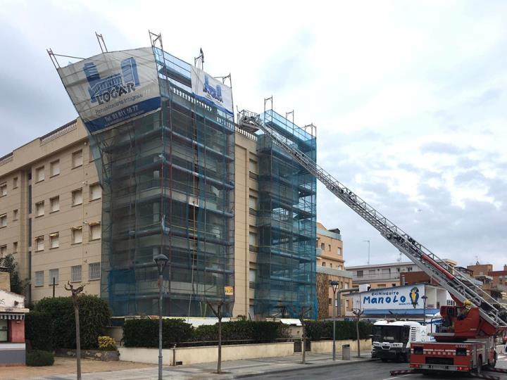 Tallen el passeig marítim de Calafell pel perill de caiguda d'una bastida de cinc pisos. Ajuntament de Calafell