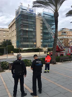 Tallen el passeig marítim de Calafell pel perill de caiguda d'una bastida de cinc pisos