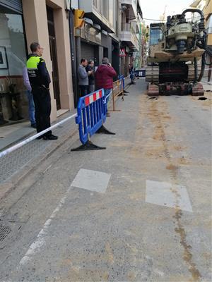 Tallen el trànsit al carrer Codonyat de Vilanova per un esfondrament a la calçada