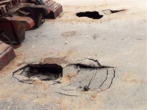 Tallen el trànsit al carrer Codonyat de Vilanova per un esfondrament a la calçada