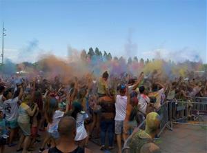 Tobogan d’aigua i festa Holi per tancar la Festa Major de les Roquetes. Ajt Sant Pere de Ribes