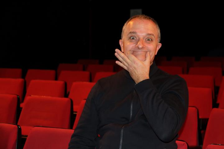 Toni Albà en un pla mitjà al Teatre del Raval on estrena la comèdia 'Desexperats'. ACN