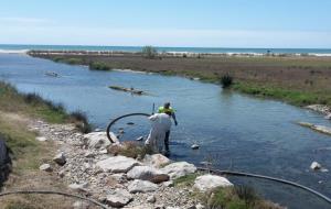 Treballs de neteja i arranjament a l'espai naturalitzat del torrent de San Joan. Ajuntament de Vilanova