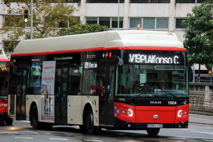 Un bus de TMB de la nova línia V19 a la Plaça de Tetuan de Barcelona abans d'entrar al Passeig de Sant Joan. ACN