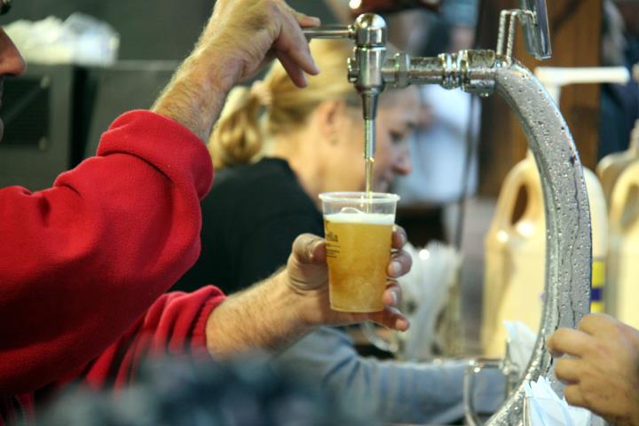 Un cambrer omple una cervesa aquest diumenge 9 d'octubre en la 29ena edició de l'oktoberfest de Platja d'Aro. ACN