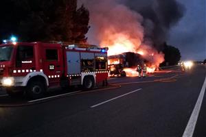 Un camió amb remolc s'incendia a l'AP-7 a Castellet i la Gornal. Bombers