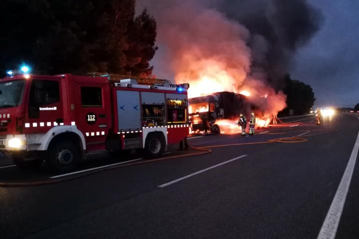 Un camió amb remolc s'incendia a l'AP-7 a Castellet i la Gornal. Bombers