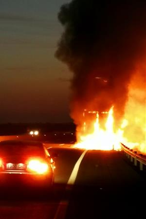 Un camió amb remolc s'incendia a l'AP-7 a Castellet i la Gornal