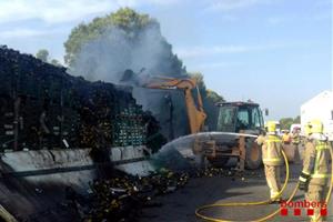 Un camió amb remolc s'incendia a l'AP-7 a Castellet i la Gornal