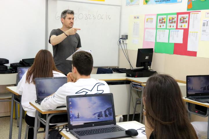 Un dels responsables de les proves PISA donant indicacions a alumnes. ACN / Norma Vidal