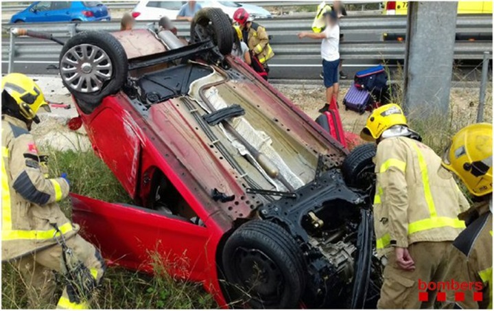 Un ferit de poca gravetat i un lleu en un accident a la N-340 a Vilafranca del Penedès. Bombers